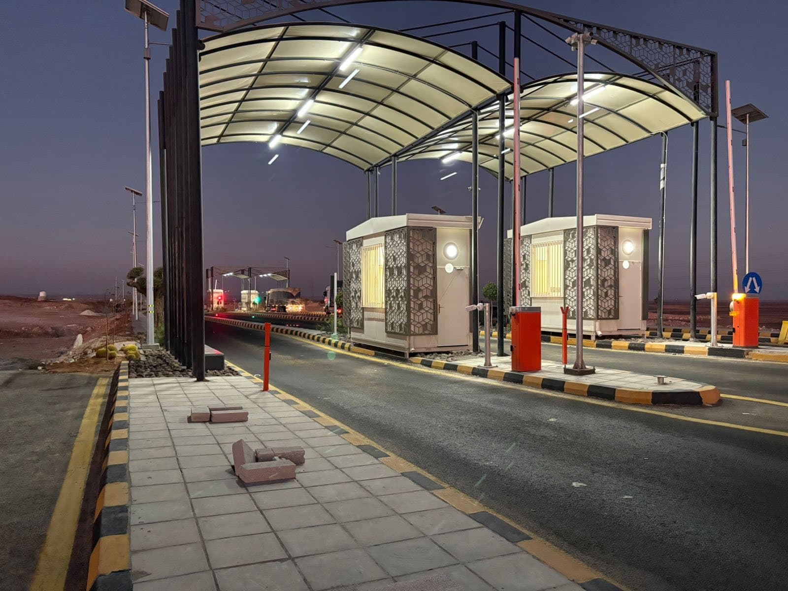 "الأشغال" تنشر صورا لبوابات الدفع على طريق الحرانة- العمري أول طريق مدفوع الرسوم في الأردن