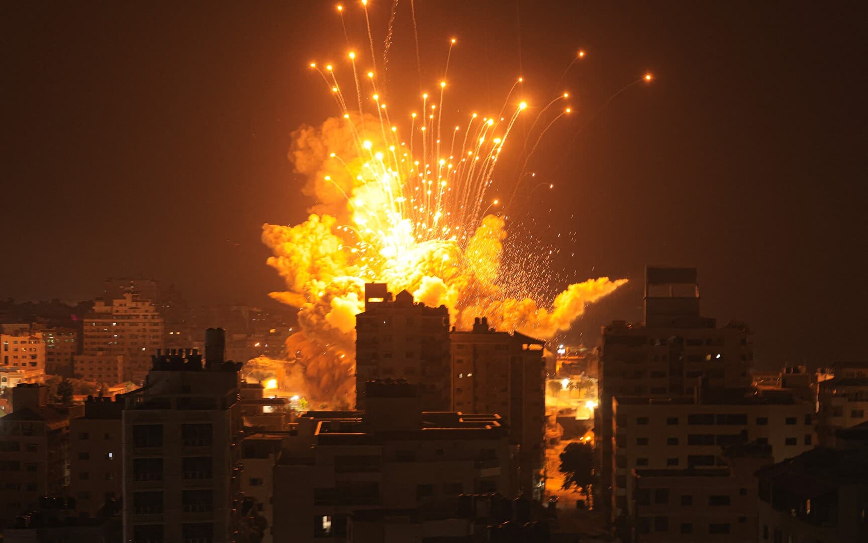 مصادر فلسطينية: طائرات الاحتلال تستهدف عمارة سكنية مأهولة غربي مدينة غزة