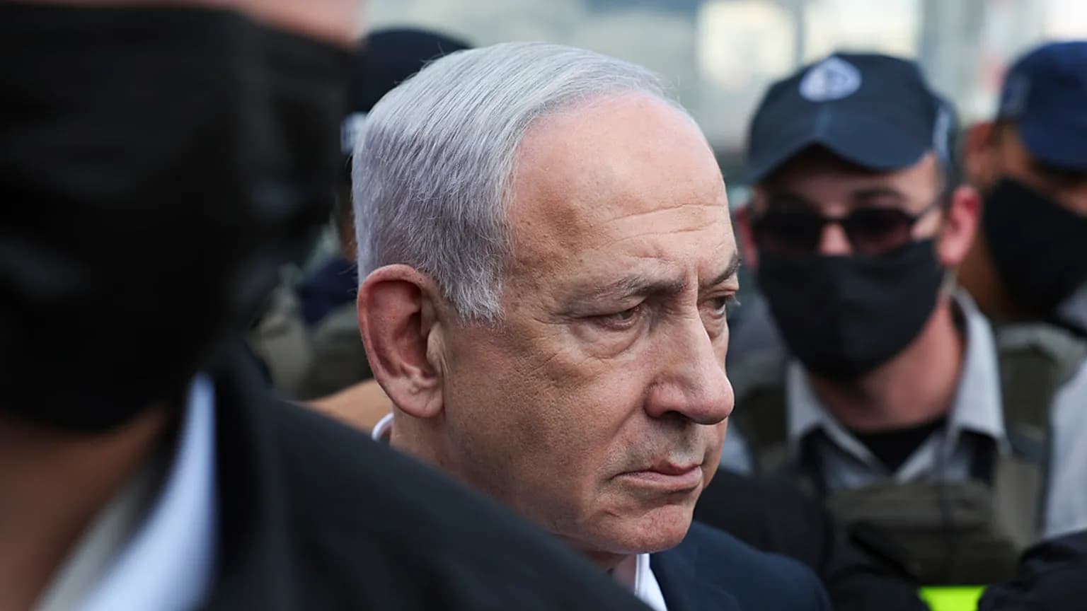 نتنياهو يرجو عفوا رسميّا من رئيس الاحتلال عن قضايا فساد