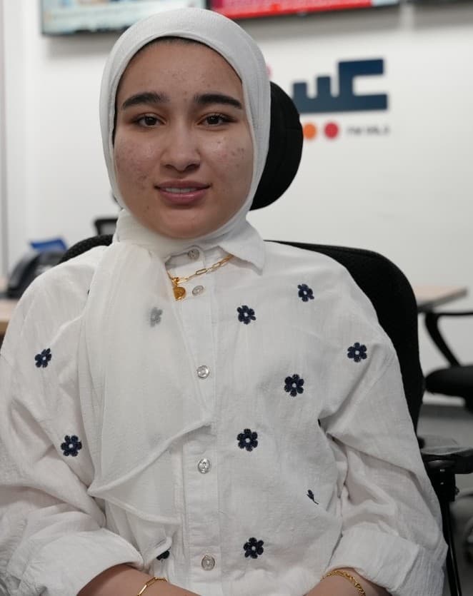 نوال خضر.. فتاة أردنية حولت الإعاقة إلى حكاية إعجاز في تحدي القراءة العربي