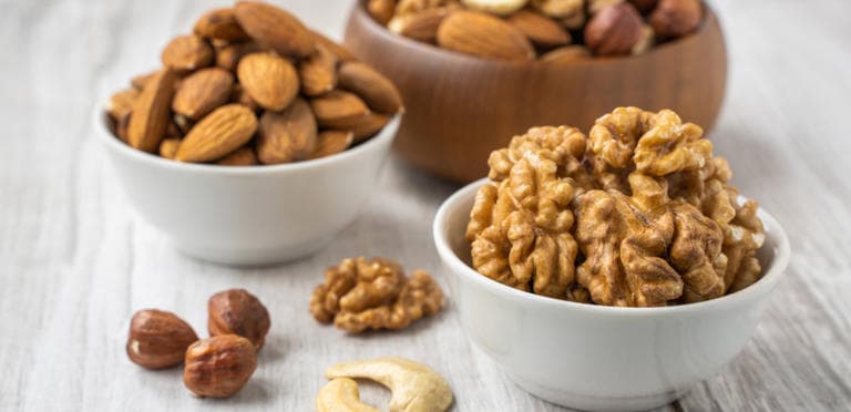 الجوز واللوز أيهما مفيد أكثر للصحة؟