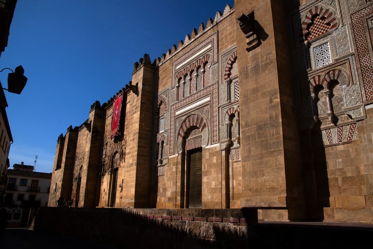 اندلاع حريق في مسجد قرطبة مع جهود مكثفة للسيطرة عليه