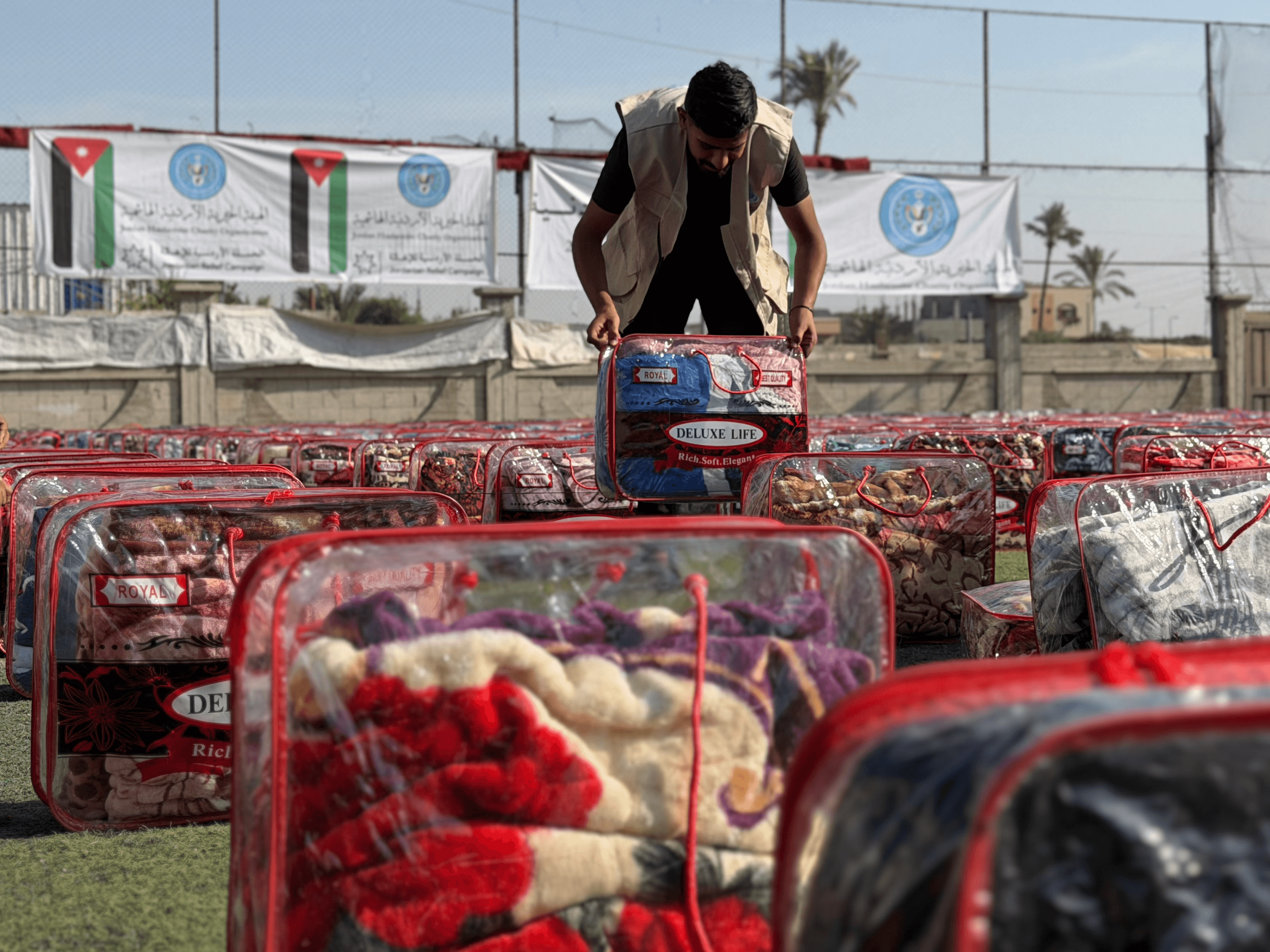 الحملة الأردنية للإغاثة توزع 600 غطاء شتوي على العائلات المتضررة في غزة