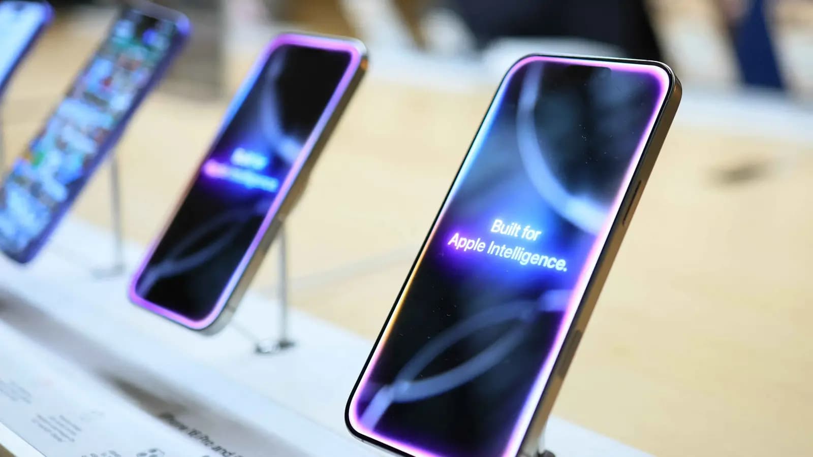بقوة 25 واط.. أبل تضيف ميزة شحن لاسلكية جديدة إلى آيفون
