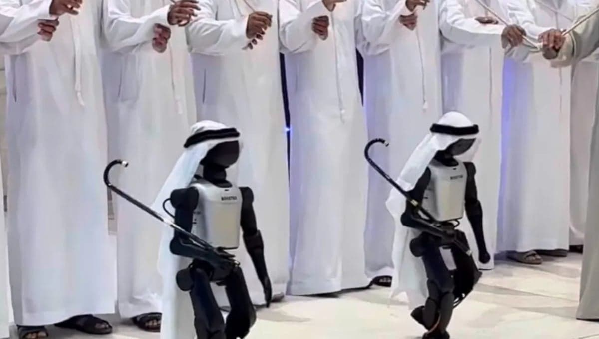 روبوتات تؤدي رقصة "الرزفة" الإماراتية بالزي التقليدي