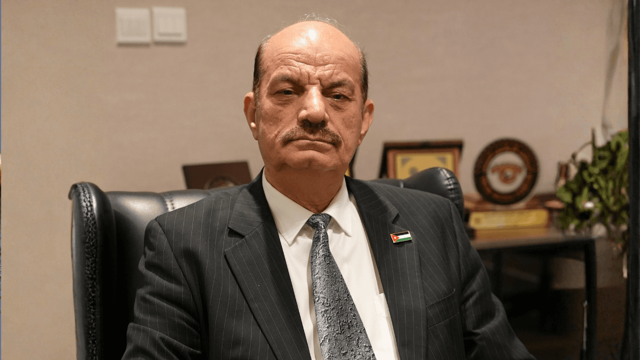 رئيس لجنة الصحة النيابية يدعو لحظر بيع منتج "علكة" على شكل سجائر