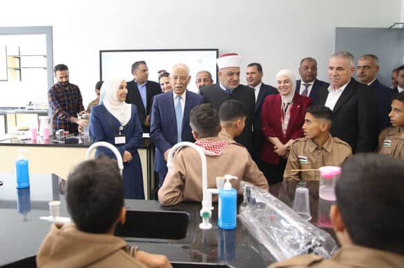 تزامنا مع زيارة الملك للكرك.. رئيس الديوان الملكي يفتتح مصنع الموجب للألبسة ومدرسة الربة الثانوية للبنين