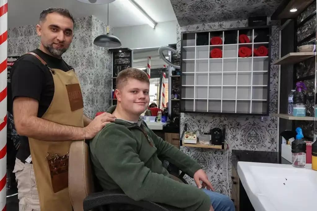 حلاق ينقذ حياة مراهق بعد اكتشاف ورم في رقبته
