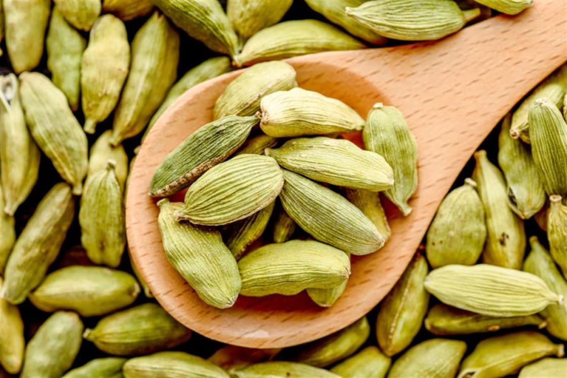 ما هي فوائد مضغ حبة الهيل يوميًا؟ أسرار منعشة لصحة أفضل
