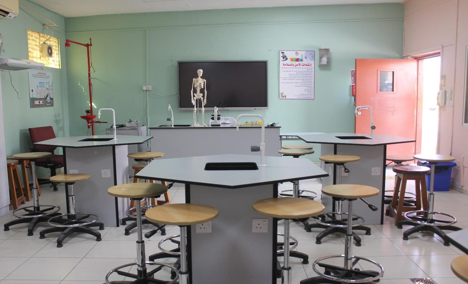 إصابة طلبة بحالات ضيق تنفّس في مدرسة خاصة إثر تسرّب مادة كيميائية من المختبر