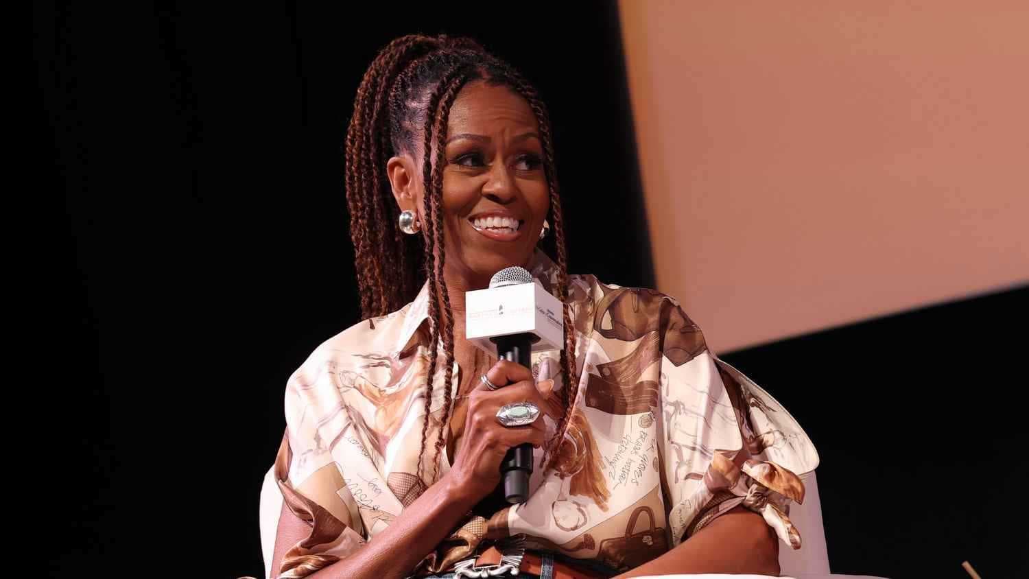 ميشيل أوباما تكشف أسرار علاقتها بـ"شعرها الطبيعي"