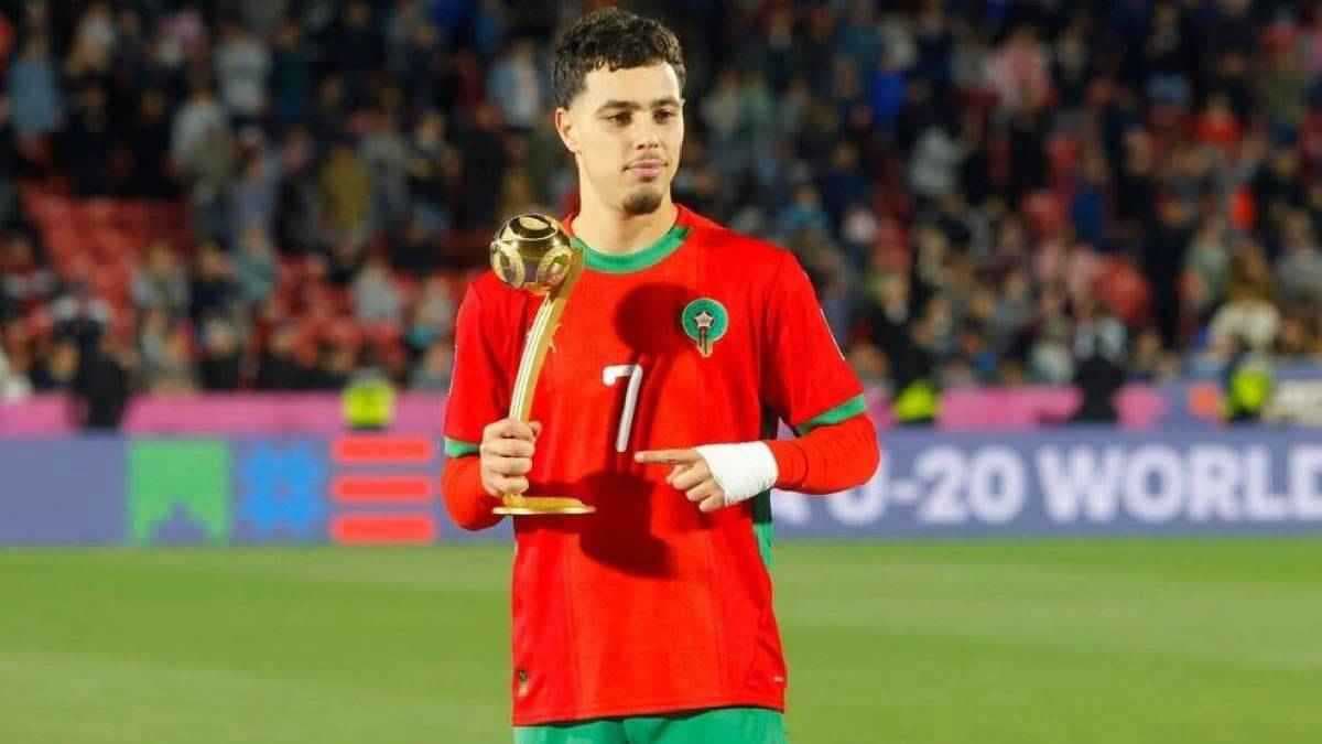 فرحته لا توصف.. عثمان معما يفاجئ طفل تشيلي بهدية رائعة
