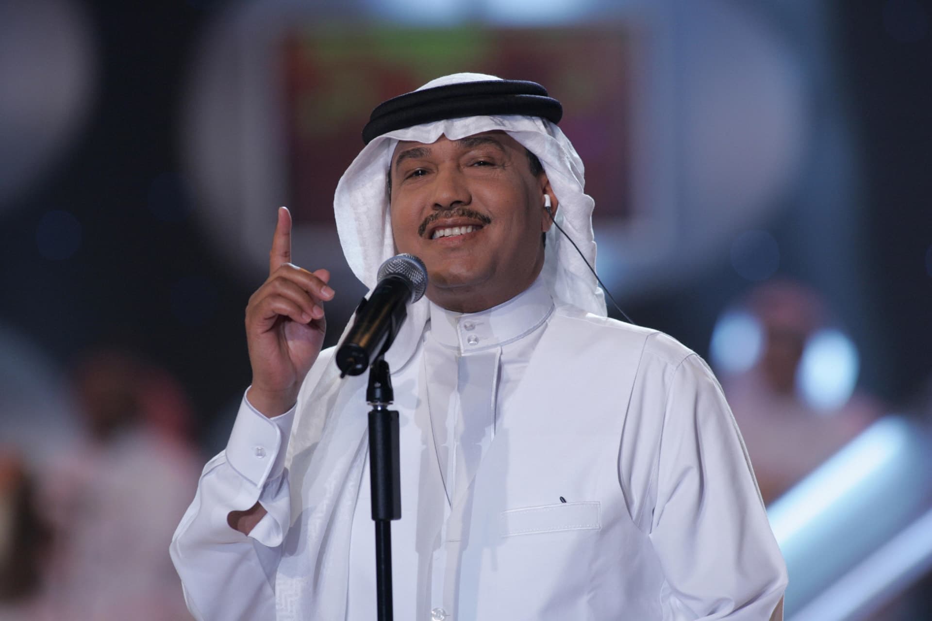 محمد عبده يخطف الأنظار في قصر فرساي بباريس