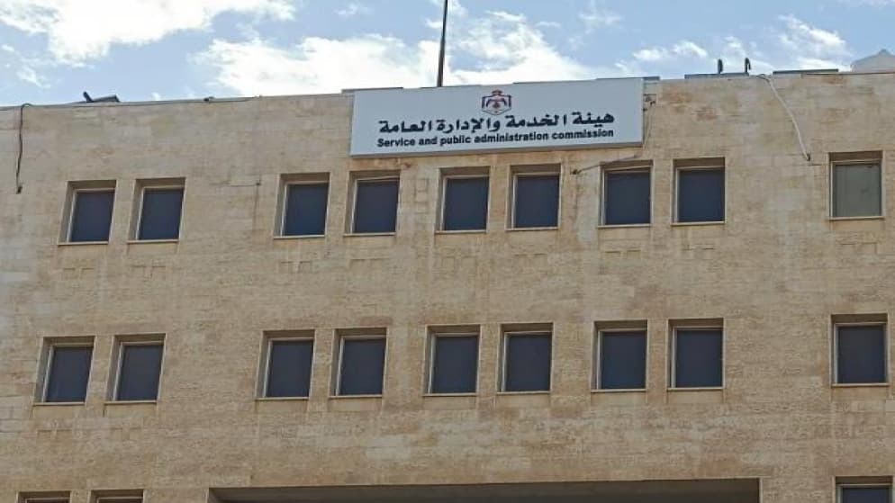 مواطن يشتكي استبعاده من التنافس على وظيفة قيادية ورئيس "هيئة الخدمة" يوضح