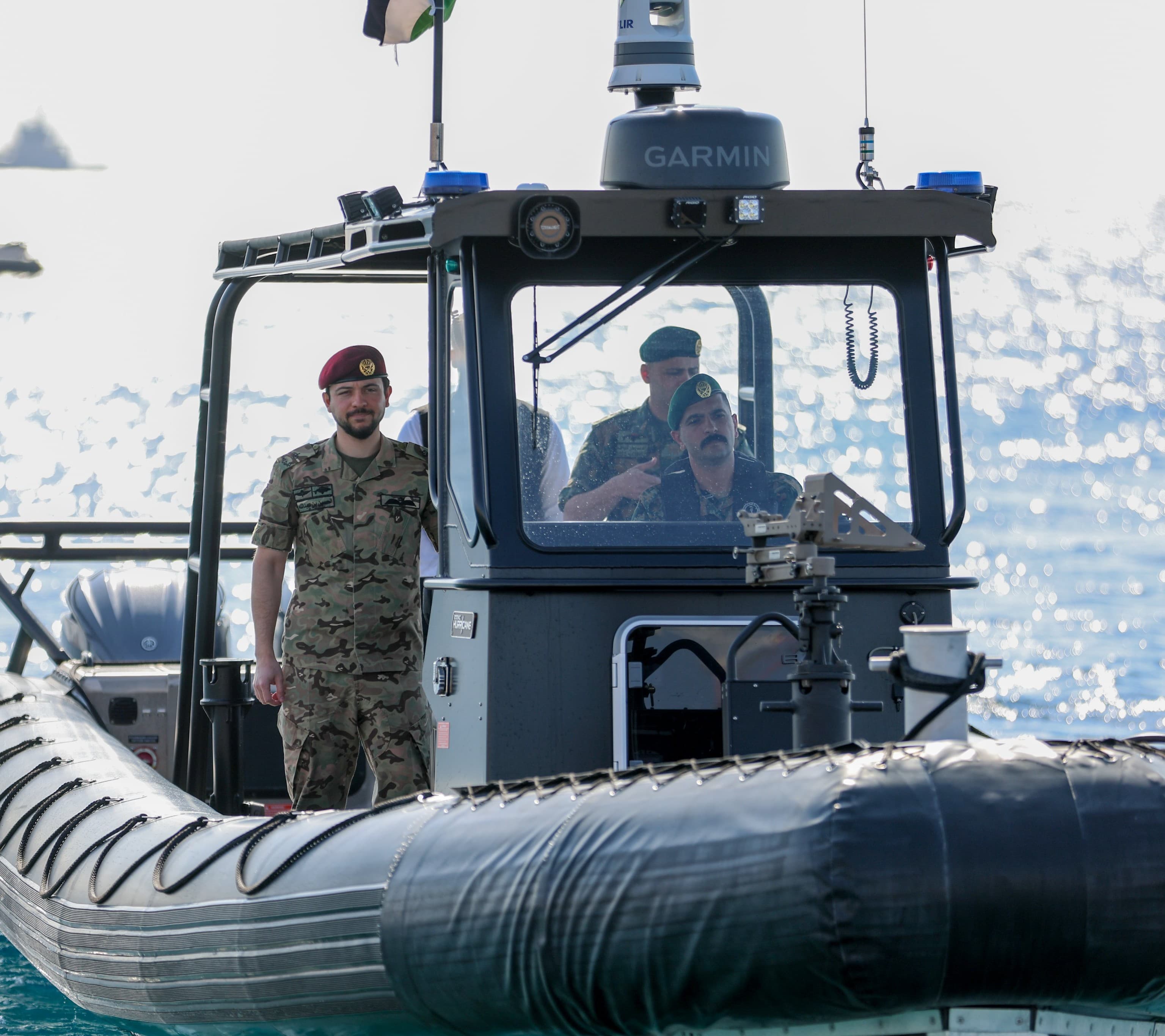 ولي العهد يزور فريق مكافحة الإرهاب المائي