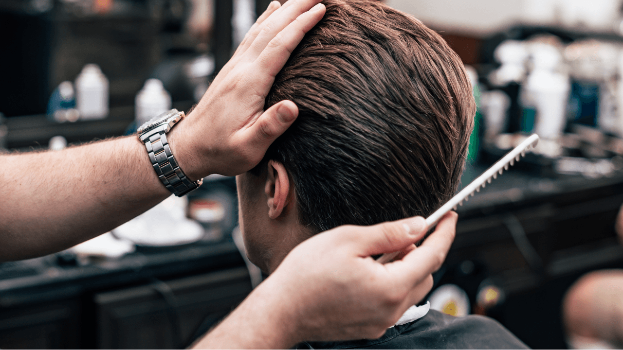 نقيب الحلاقين يكشف لـ"الدار" الأسعار المتوقعة بعد الرفع ويؤكد: "العطلة من حقنا"