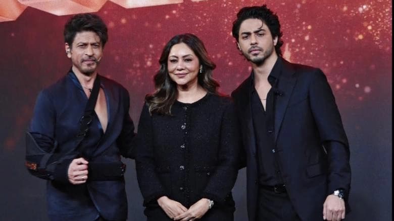 شاروخان يدعم ابنه آريان خان في عرض The Bads of Bollywood