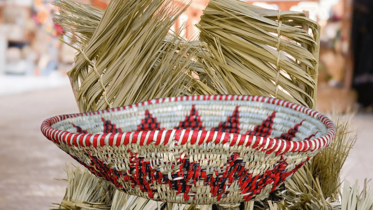 "السعف" في نجران.. حرفة عريقة تحوّل سعف النخيل إلى أوعية وأدوات حياتية بمهارة فائقة