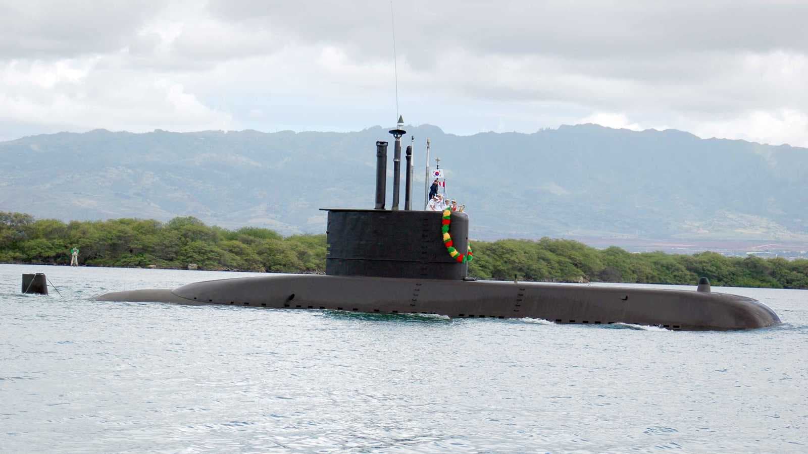 أول غواصة في تاريخ كوريا الجنوبية تخرج من الخدمة