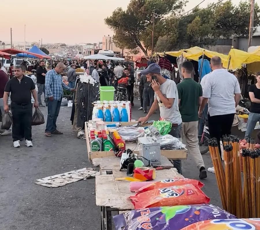 واقع “سوق الجمعة” في إربد بين الفوضى وتضارب الصلاحيات