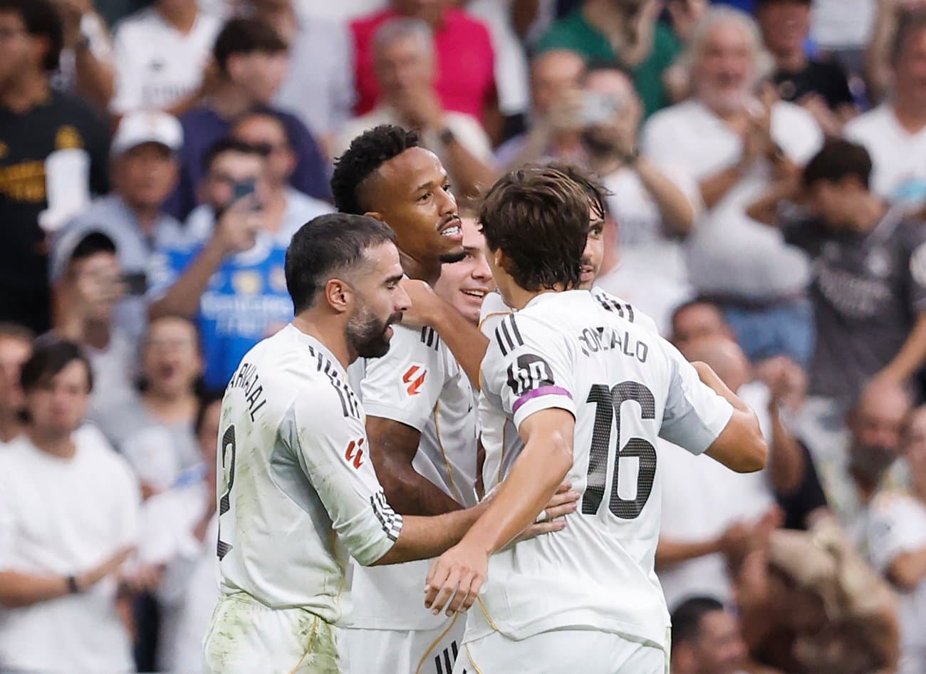 ريال مدريد يتخطى إسبانيول بثنائية ويحافظ على الصدارة