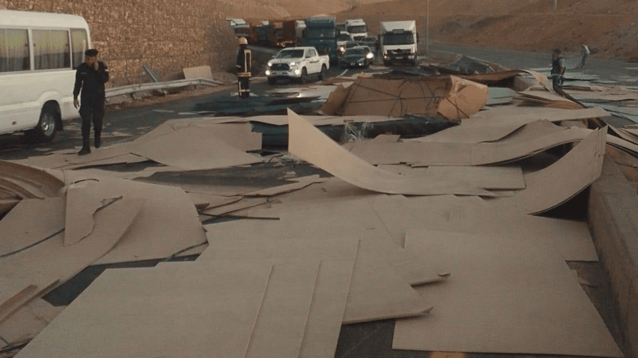 سقوط حمولة مركبة شحن على الطريق الصحراوي والدوريات الخارجية تحذر