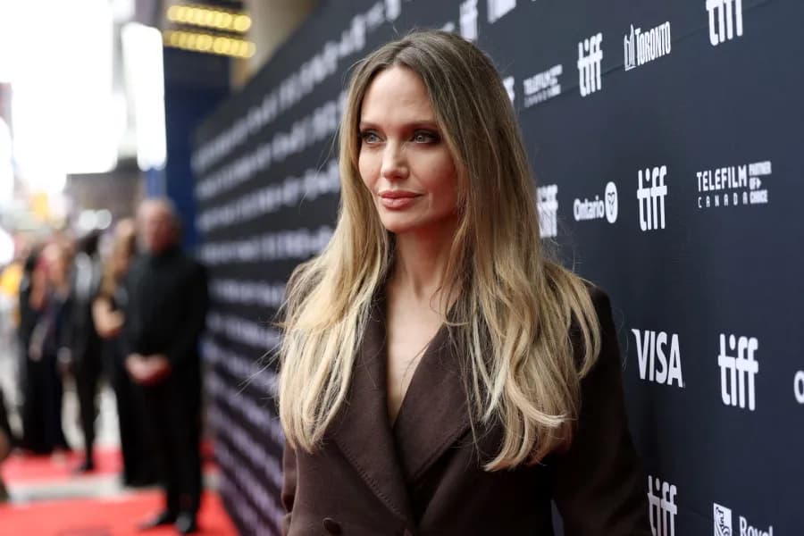 لماذا بكت أنجلينا جولي بمهرجان تورونتو السينمائي في كندا؟