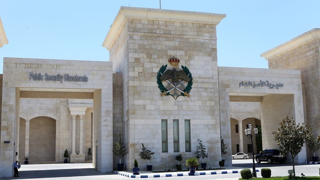 الأمن العام يوقف حركة المسافرين عبر جسر الملك حسين بعد إغلاقة من الجانب الآخر