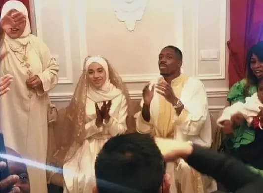 لا تظهر وجهها.. كيف غيرت المغربية ريما حياة زوجها ديمبلي؟