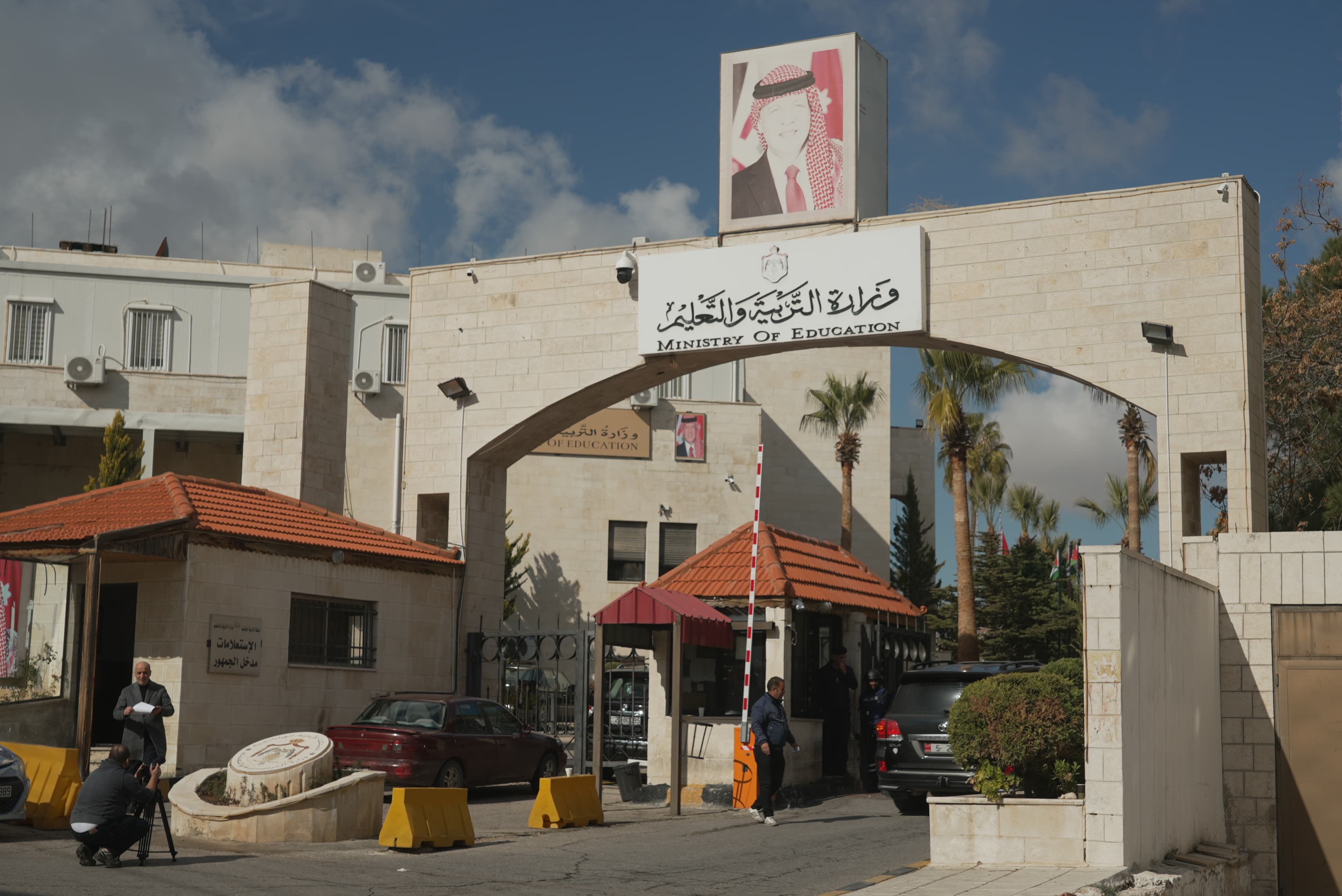 أمام وزير "التربية".. معلمون مغتربون يشتكون تأخر تمديد إجازاتهم