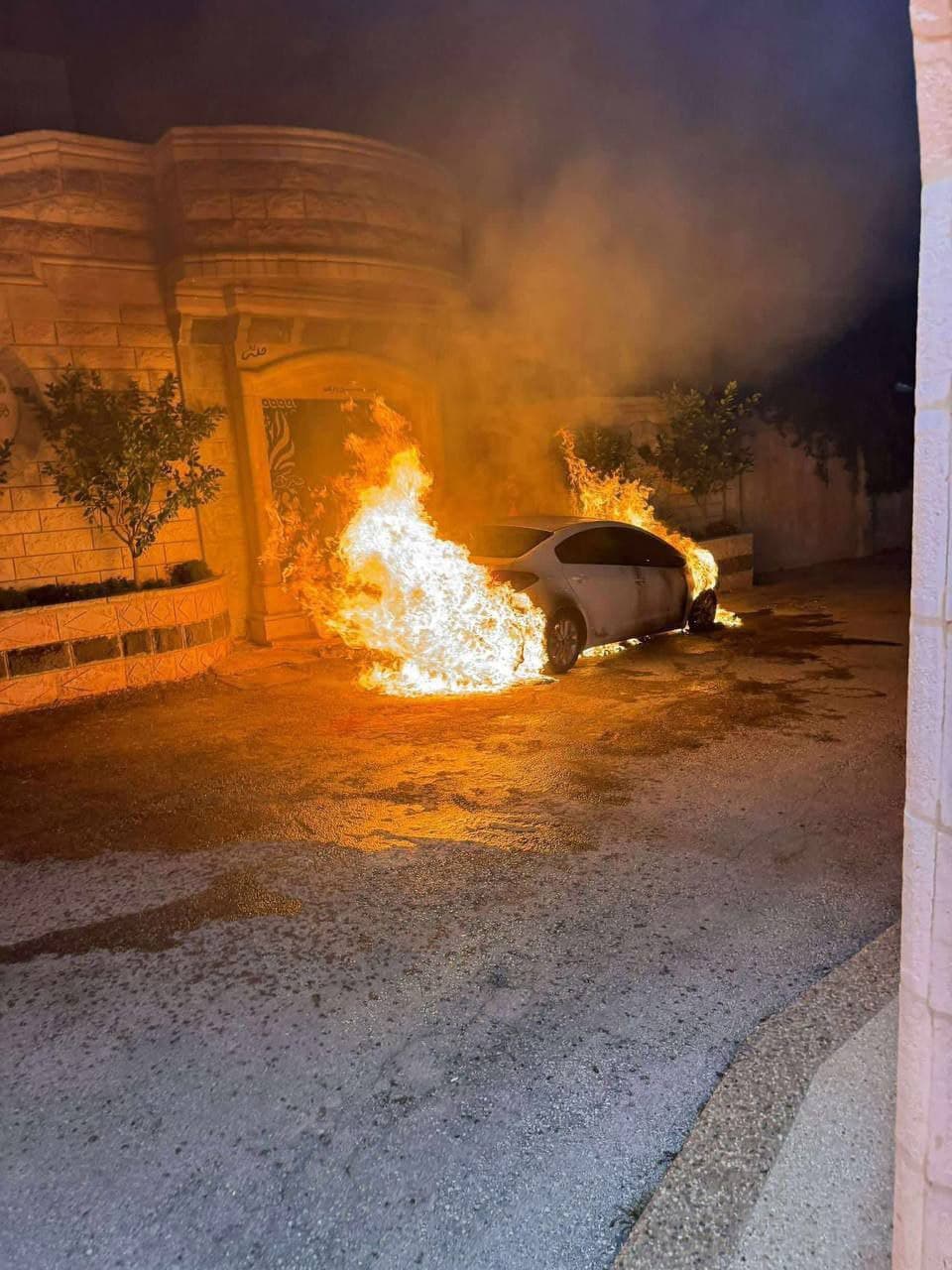 مستوطنون يهاجمون بلدة دير دبوان شمال شرق رام الله ويضرمون النار في مركبات الفلسطينيين