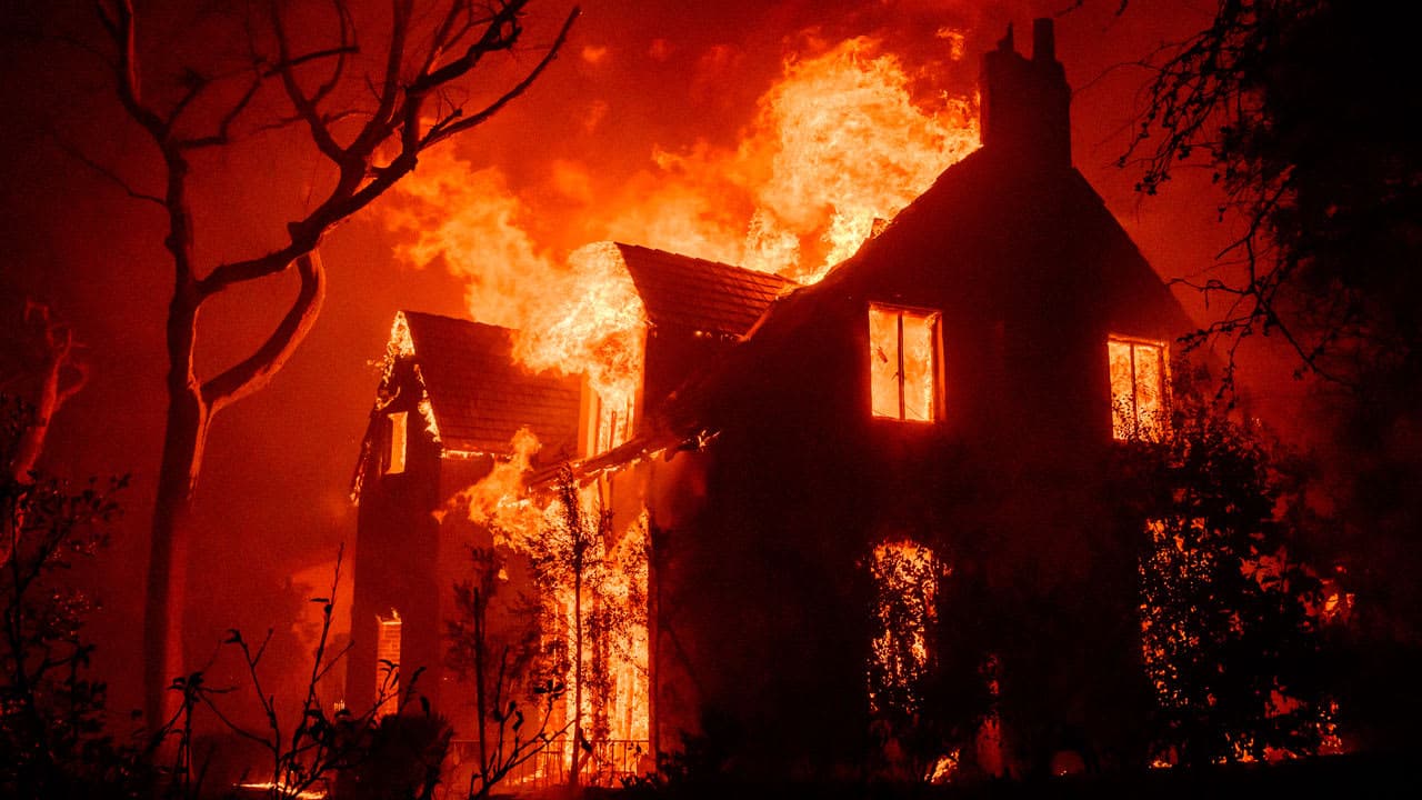 حريق بسبب شاحن هاتف يودي بحياة أسرة كاملة في مصر