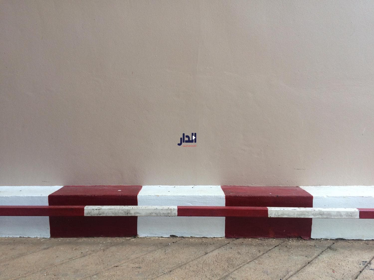 أرصفة باللون الأحمر والأبيض في الأردن.. ما القصة؟
