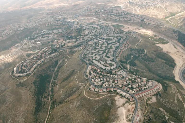 الاحتلال يبدأ بشق شارع استيطاني جديد في حزما شمال شرق القدس