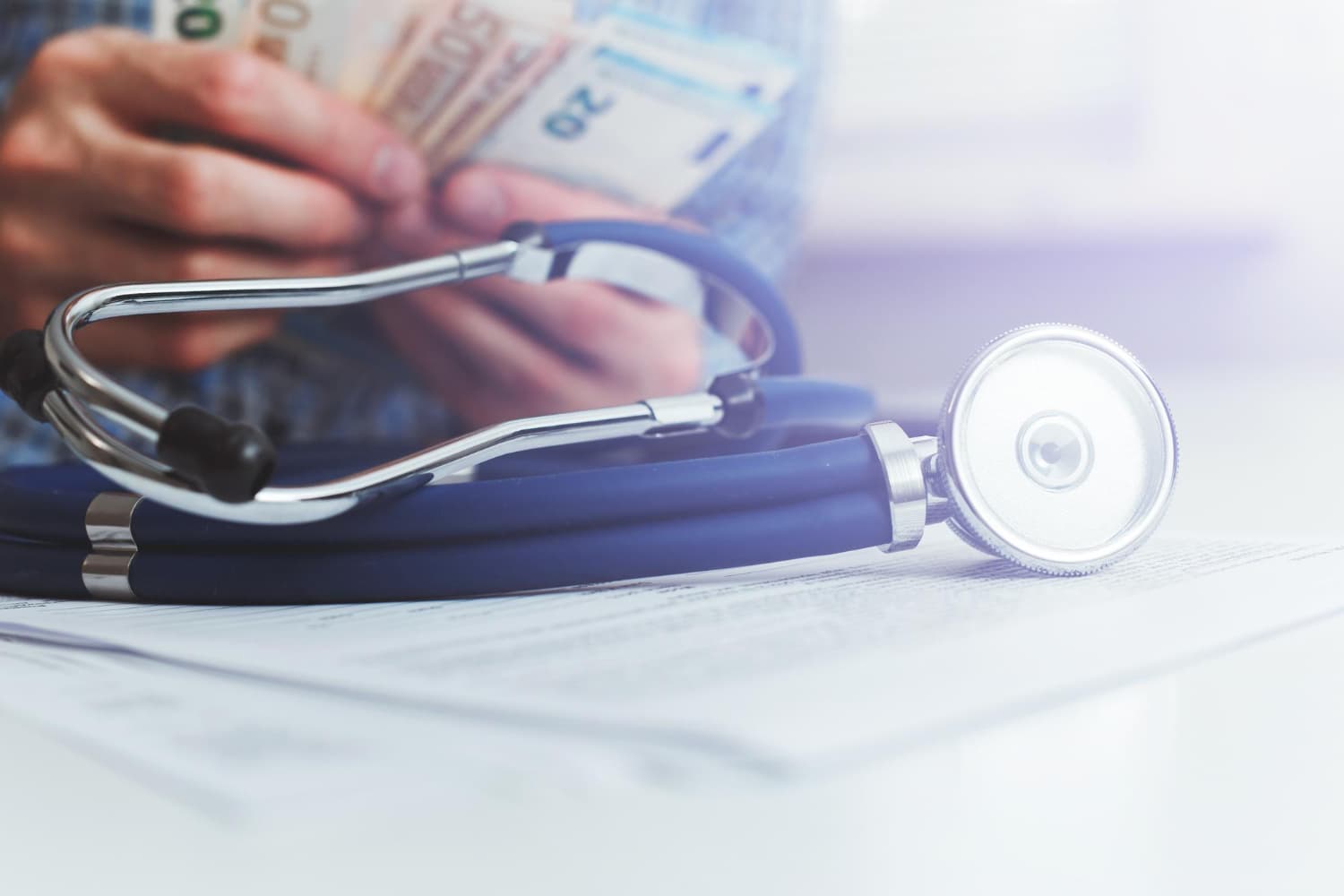 إتاحة دفع أتعاب الطبيب ببطاقات الائتمان وبموجب فاتورة إلكترونية