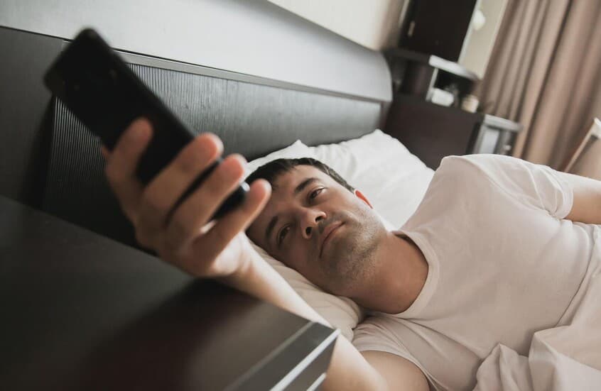 مخاطر استخدام الهاتف فور الاستيقاظ من النوم