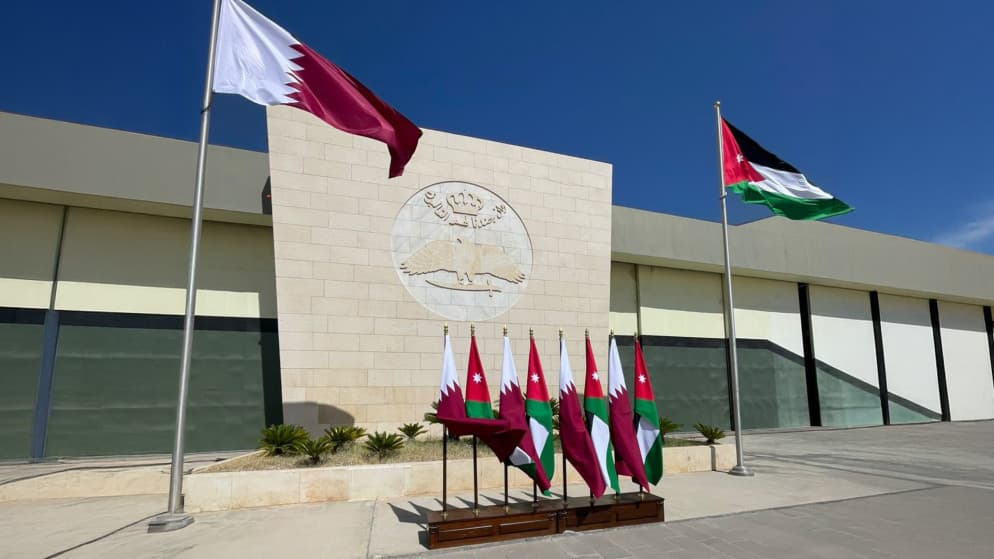 الملك يستقبل أمير قطر لدى وصوله عمان
