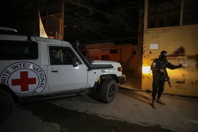 الاحتلال الإسرائيلي: الصليب الأحمر تسلم جثتي أسيرين في غزة