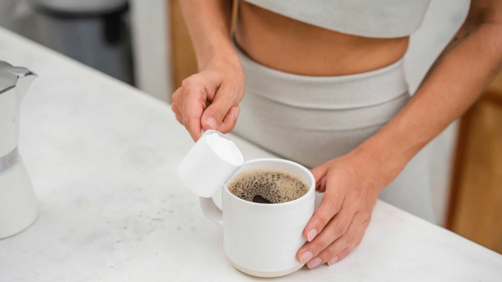 إضافة البروتين لقهوتك آخر صيحات تيك توك.. عادة صحية أم ترند خطير؟