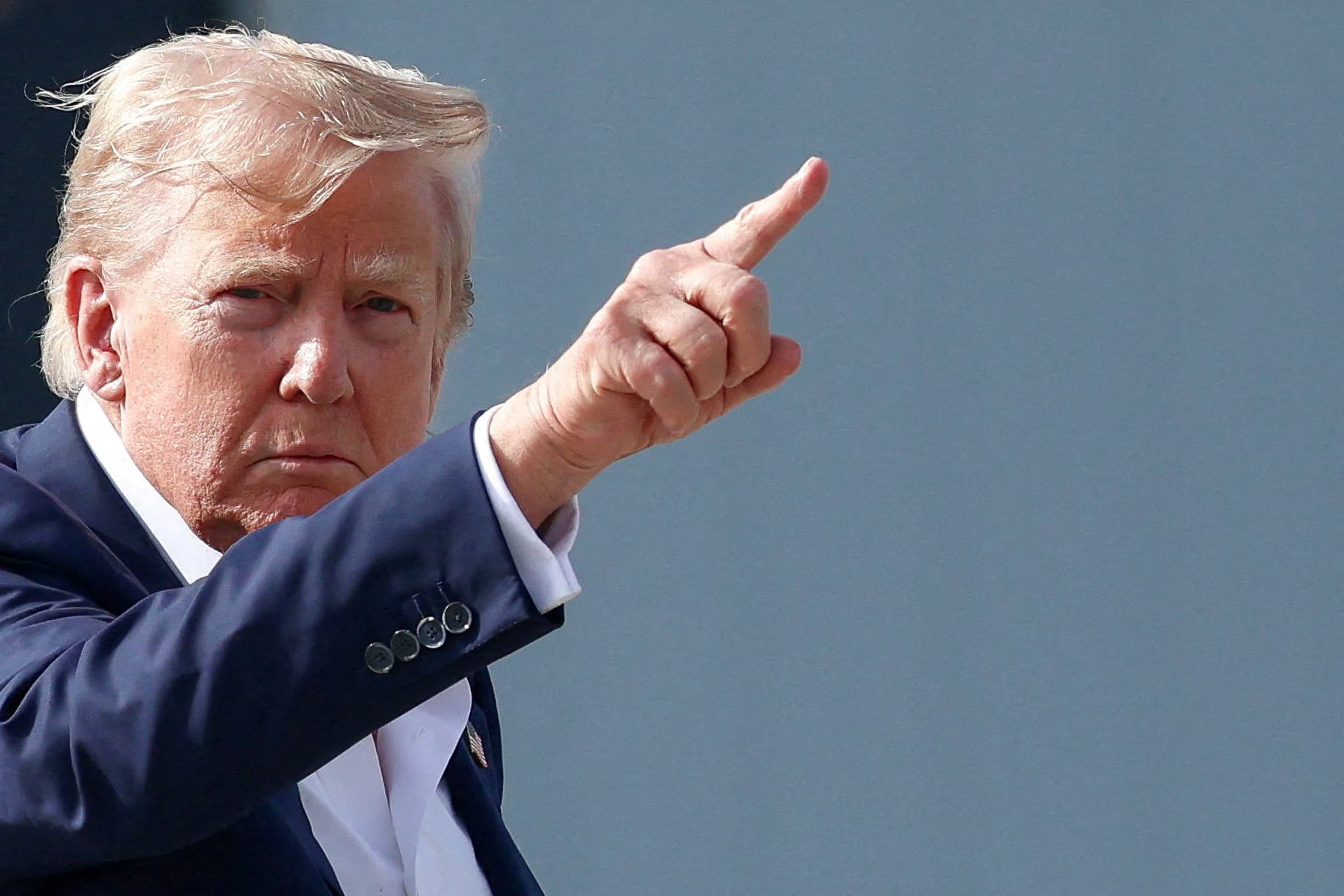 ترمب يدعو إلى استجواب كلينتون وهوفمان عن إبستين: "لدي بلد لأديره"