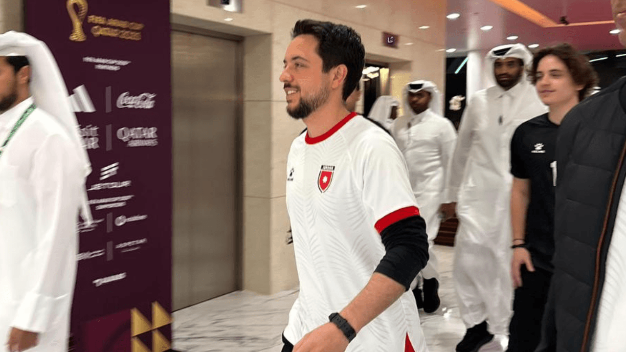 ولي العهد والأمير هاشم والأميرة سلمى يصلون إلى ستاد البيت لمتابعة مباراة النشامى والسعودية