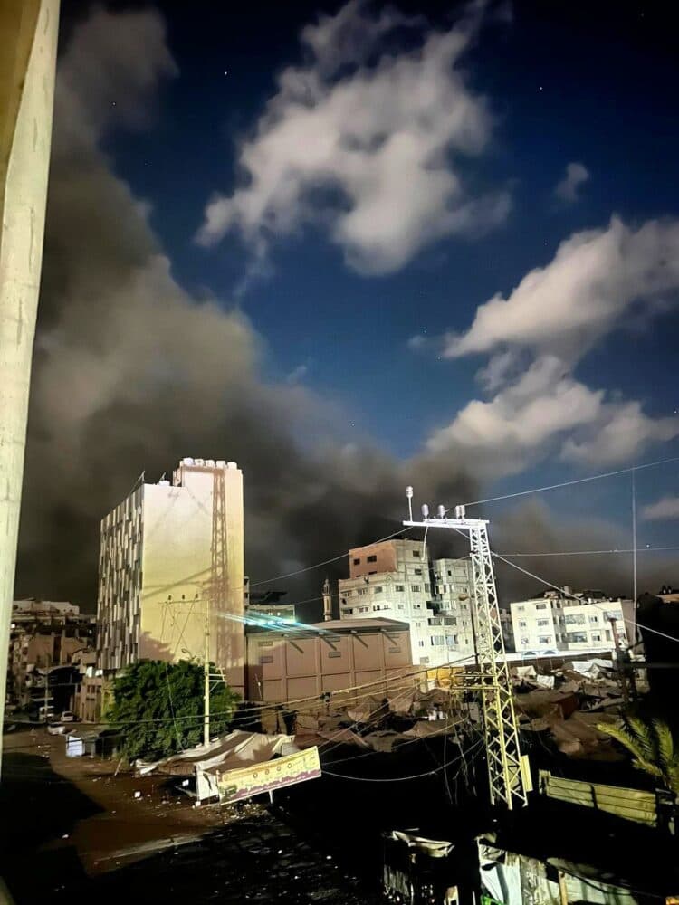 الاحتلال يدمر برج السلام وسط مدينة غزة