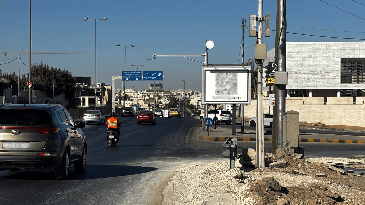 مصيدة رمز "QR".. كيف تدفع إعلانات تفاعلية في عمّان السائقين لخرق قانون السير؟