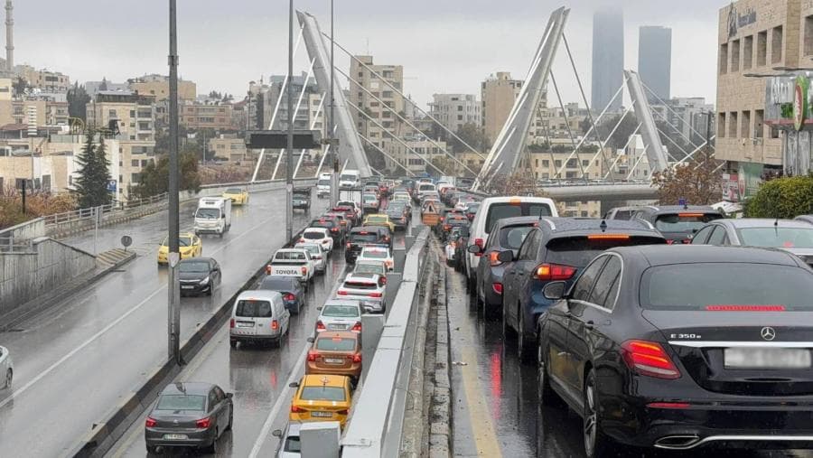 الأمن العام يُحذّر السائقين من  خطر الانزلاقات مع بدء تساقط الأمطار في بعض المناطق