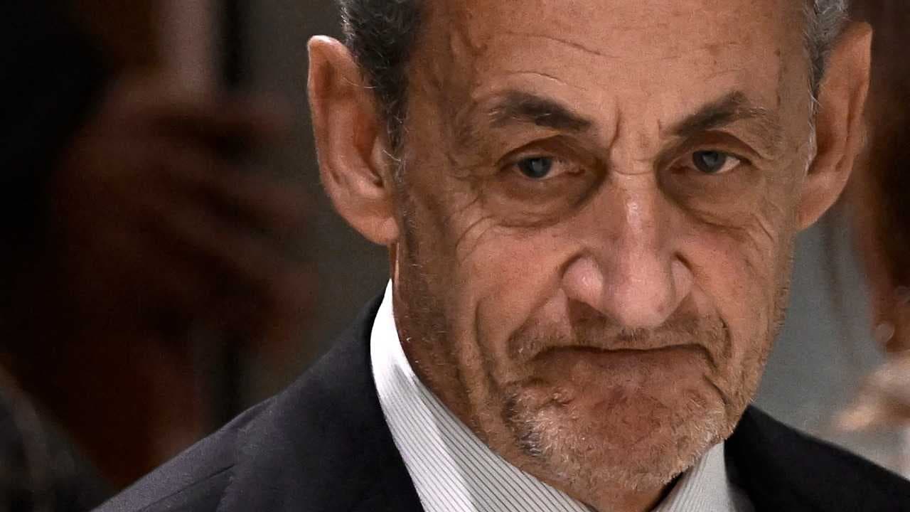 ساركوزي يبدأ قضاء محكوميته في السجن