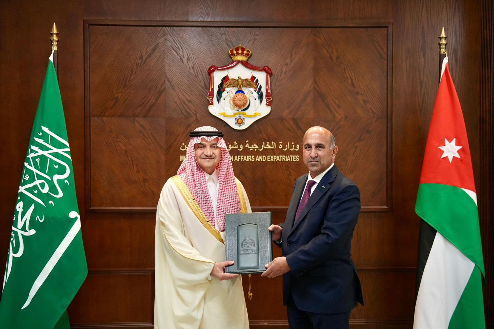 الفايز يتسلم نسخة من أوراق اعتماد الأمير منصور بن خالد آل سعود سفيرا للسعودية