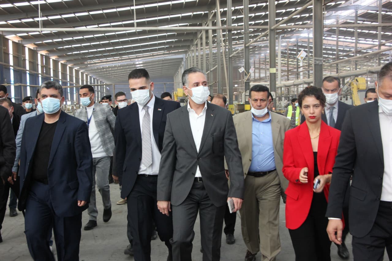 وزير الصناعة يتفقد مصانع في القطرانة ويؤكد دعم الحكومة للاستثمارات