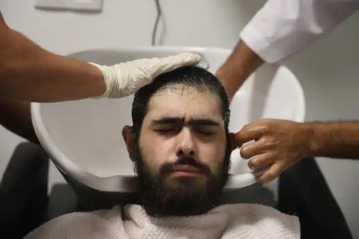 بعد 30 شهرا من العزلة.. السلطات التركية تجبر شاباً على الاستحمام