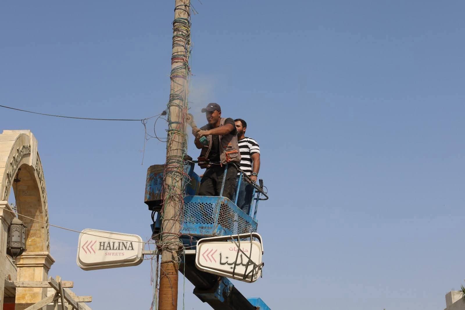 حملة في مادبا لإزالة اليافطات المخالفة وتحسين المظهر العام