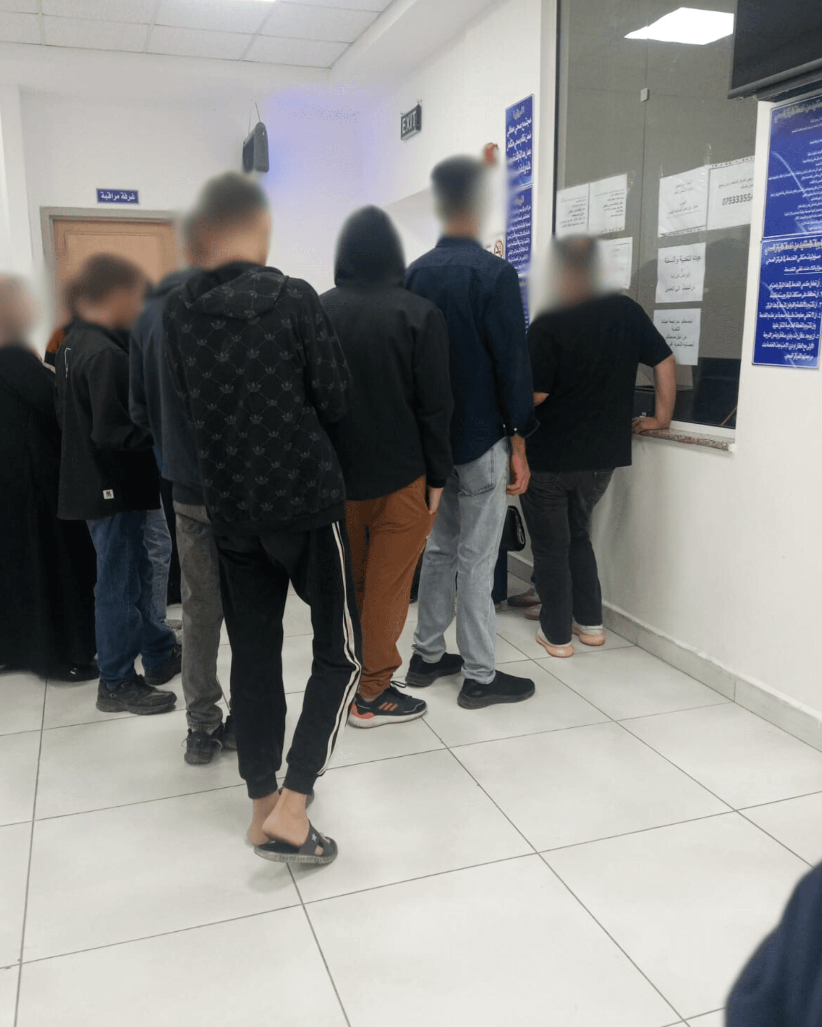 تعاون لافت بين مراجعين لمركز صحي في عمان منذ الفجر لحجز أدوار عيادات الأسنان